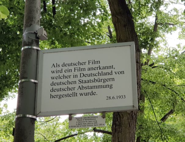 אנדרטת השלטים ברובע הבווארי- טיול יהודי פרטי - הטיולים של נדב