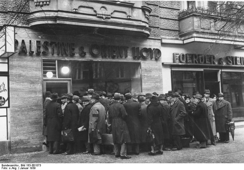 יהודים ברלינאים עומדים בפני "משרד פלסטינה" לקבלת אשרות הגירה, ינואר 1939