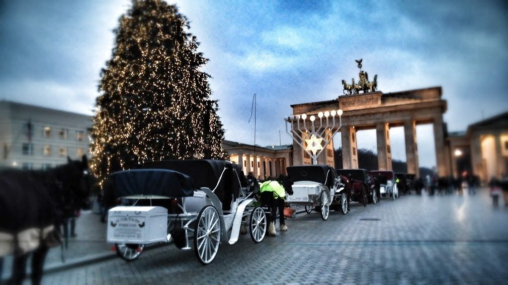 chanukka in brandenburg gate